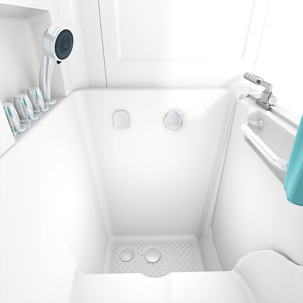 Begehbare Badewanne mit Handbrause, verchromten Armaturen, Haltegriff und rutschfestem Boden, helle Gestaltung.