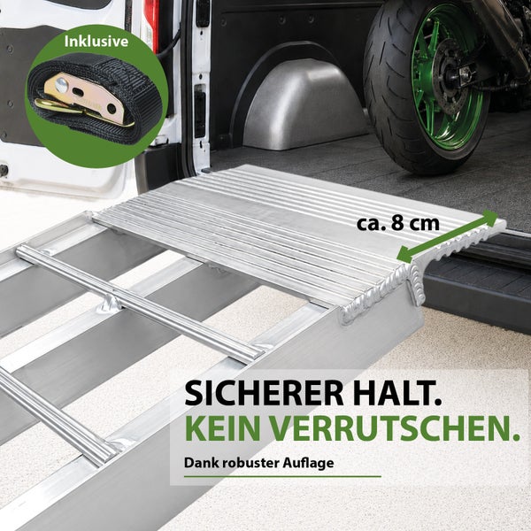 Auffahrrampe aus Aluminium für Motorradtransport mit rutschfester Auflage und inklusive Spanngurt zur sicheren Verladung im Transporter.