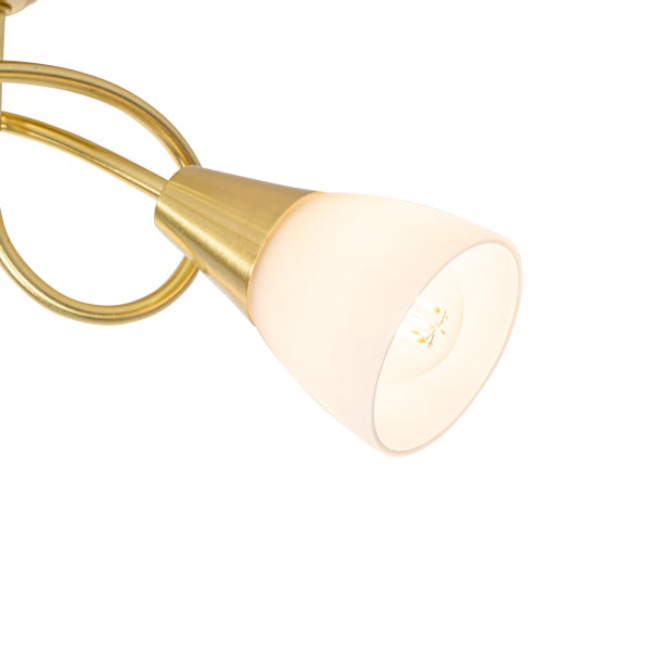 Detailaufnahme einer goldenen Deckenleuchte mit einem Lampenschirm aus Glas