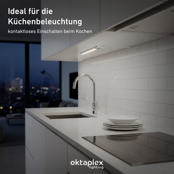 Küchenszene mit Spüle, Herd und unter einem Hängeschrank montierter Küchenleuchte von Oktaplex Lighting