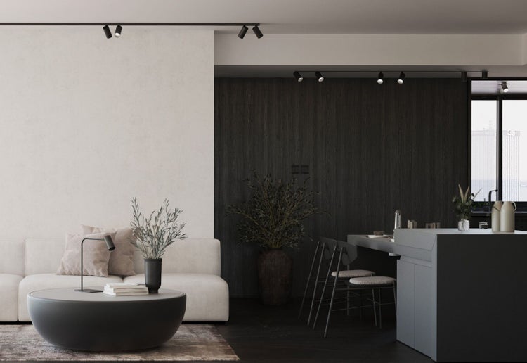 Helles Wohnzimmer mit Sofa, Tisch, Stühlen und Beleuchtung