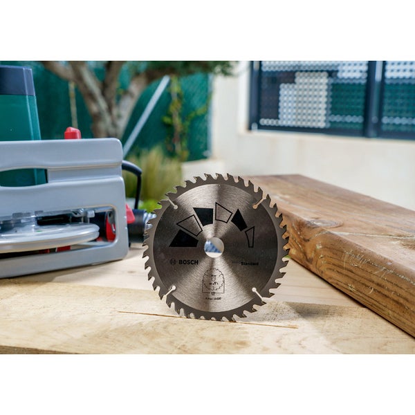 Bosch Kreissägeblatt auf einem Holzbrett