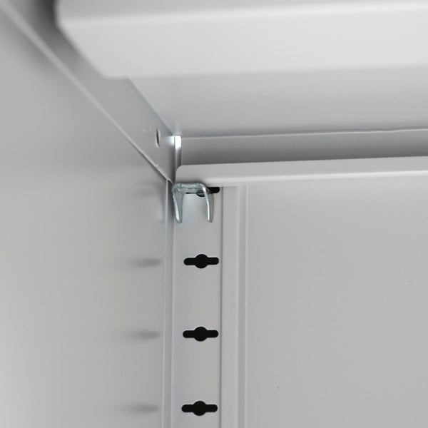 Detailansicht eines Regals mit verstellbaren Regalböden