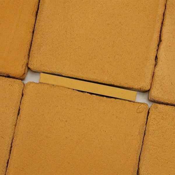 Fliesenkreuz Abstandshalter zwischen quadratischen Bodenfliesen