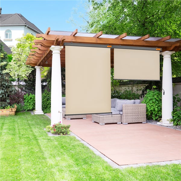 Pergola mit manuellem Rollo als Sicht- und Sonnenschutz im Garten