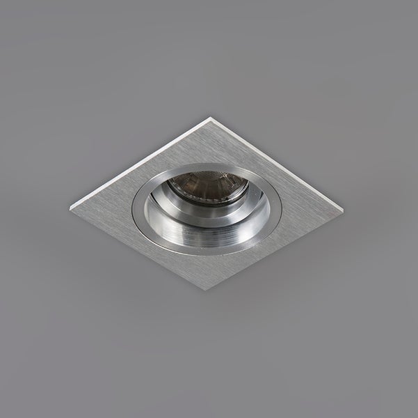 Quadratischer Einbaustrahler aus gebürstetem Aluminium mit schwenkbarem Einsatz.