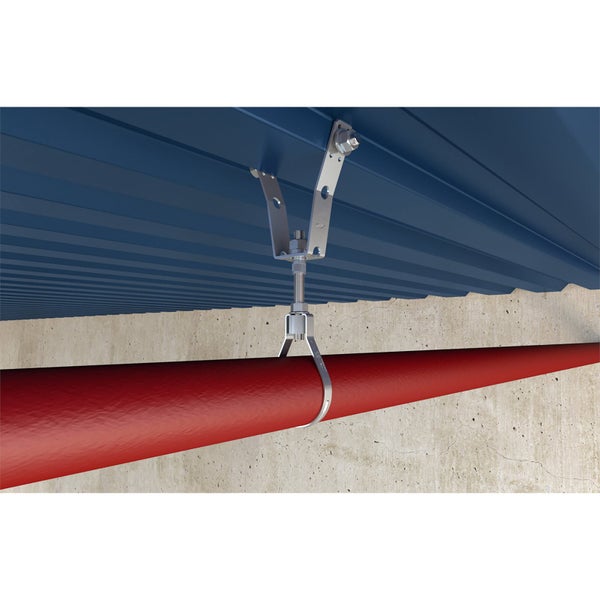 Rohrbefestigung an Trapezblechdach mit Gewindestange und Rohrschelle