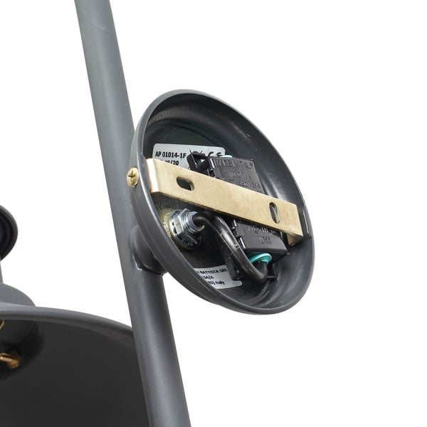 Detailansicht einer grauen Wandleuchte mit sichtbarer Verkabelung und Montageelementen.