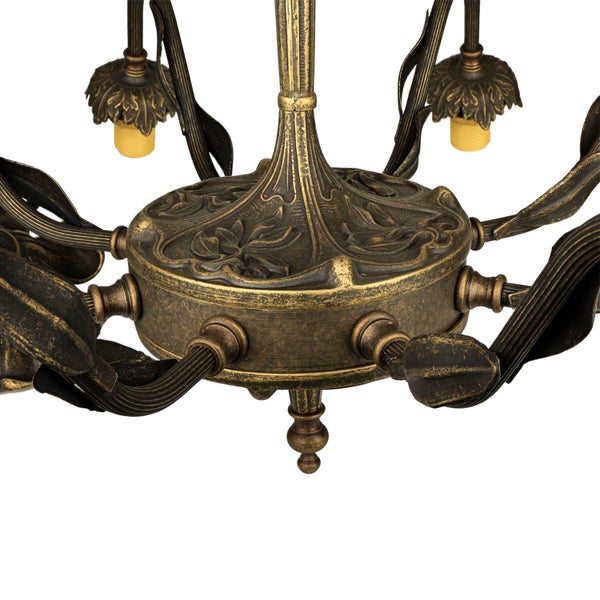 Detailansicht einer Deckenleuchte mit Blattmotiven.