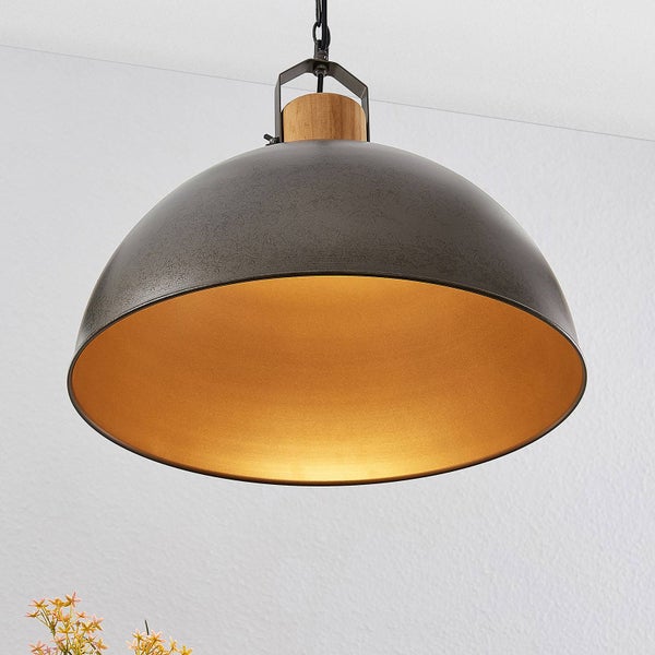 Pendelleuchte mit Metallschirm in Dunkelgrau, goldener Innenseite und Element aus Holz.