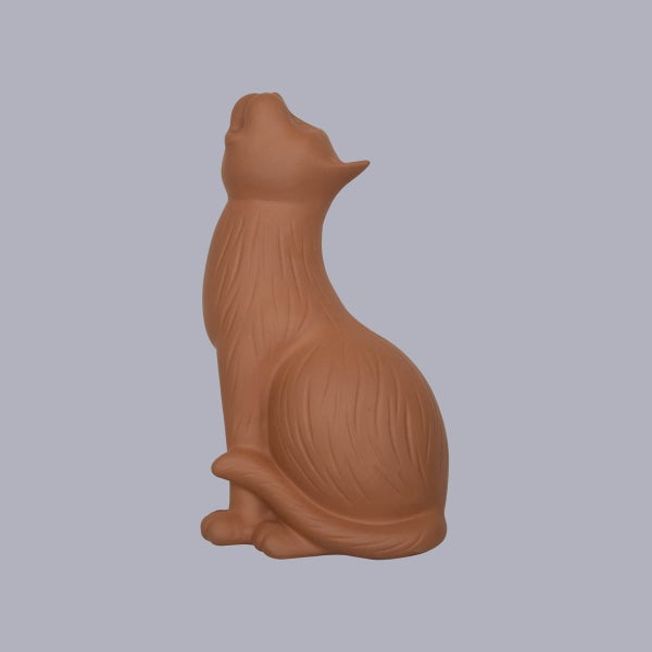 Sitzende Gartenfigur Katze aus Terrakotta, nach oben blickend.