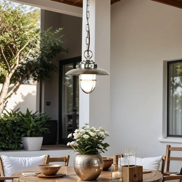 Szene im Freien mit einer Hängelampe über einem Holztisch