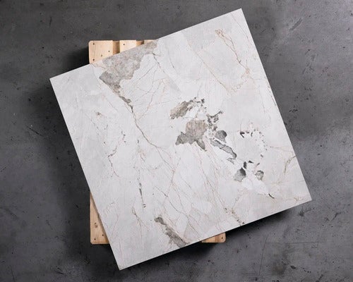 Fliesen mit Marmoroptik auf einer Palette