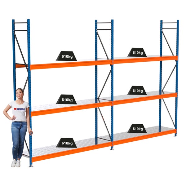 Lagerregal mit drei Ebenen und einer Traglast von 610 Kilogramm pro Ebene.