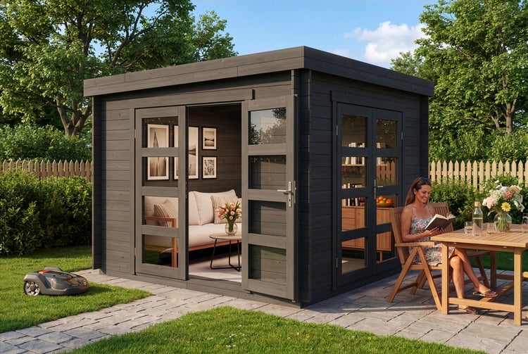 Modernes Gartenhaus aus Holz mit Flachdach und großen Glastüren, eingerichtet als gemütliche Lounge in einem gepflegten Garten.