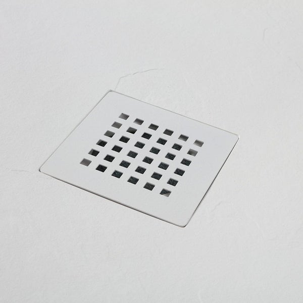 Quadratischer Duschabfluss-Rost mit quadratischem Lochmuster.