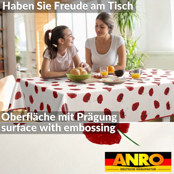 Tischdecke mit Mohnblumenmuster auf einem Esstisch mit zwei Personen und Lebensmitteln