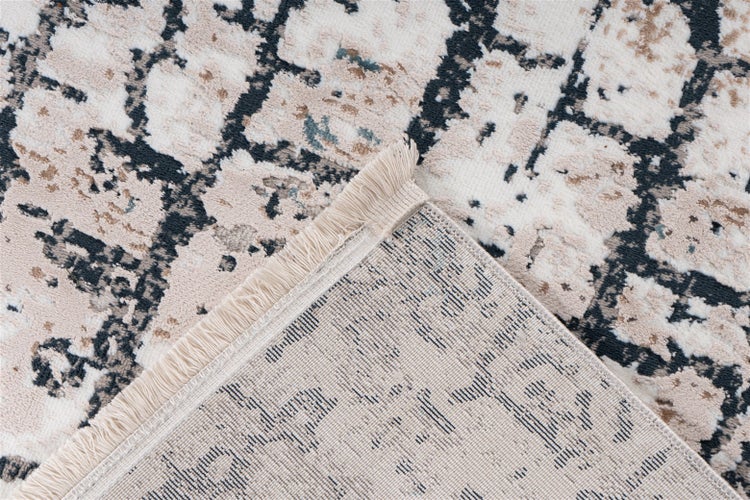 Teppich mit abstraktem Gittermuster in Creme, Beige und Schwarz, mit Fransen und Ansicht der Rückseite.