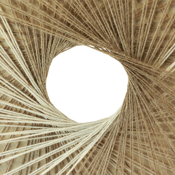 Dekoratives Wandobjekt aus Schnüren mit kreisförmiger Öffnung in der Mitte
