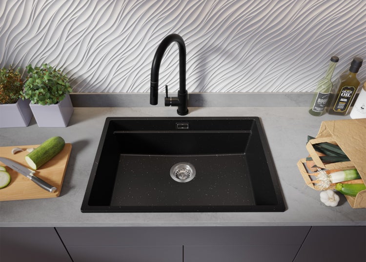 Spüle aus Granit mit Armatur in einer modernen Küche.