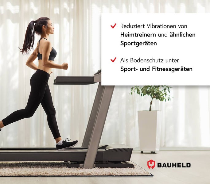 Frau trainiert auf einem Laufband auf einer Bodenschutzmatte als Vibrationsschutz und Bodenschutz für Fitnessgeräte.