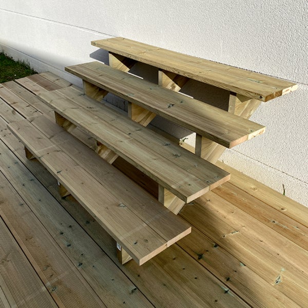 Holztreppe im Außenbereich auf einer Terrasse