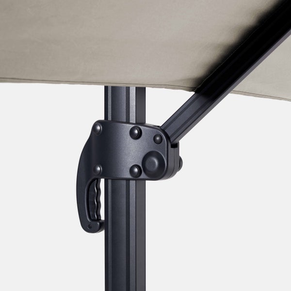 Nahaufnahme des schwarzen Verstellgriffs am Mast eines Ampelschirms.