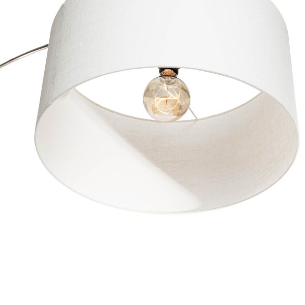 Detailansicht einer Deckenleuchte mit Lampenschirm und Glühbirne