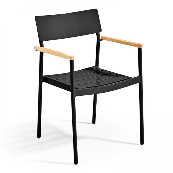 Bistro-Set bestehend aus einem runden Tisch in Marmor-Optik und zwei geflochtenen Stühlen.