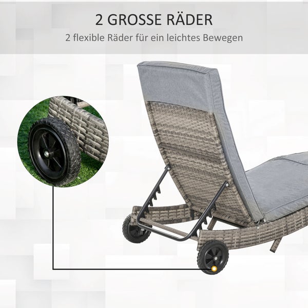 Kinderzimmer mit Holzbett, Spielzeug und Wandstickern mit Cars-Motiven