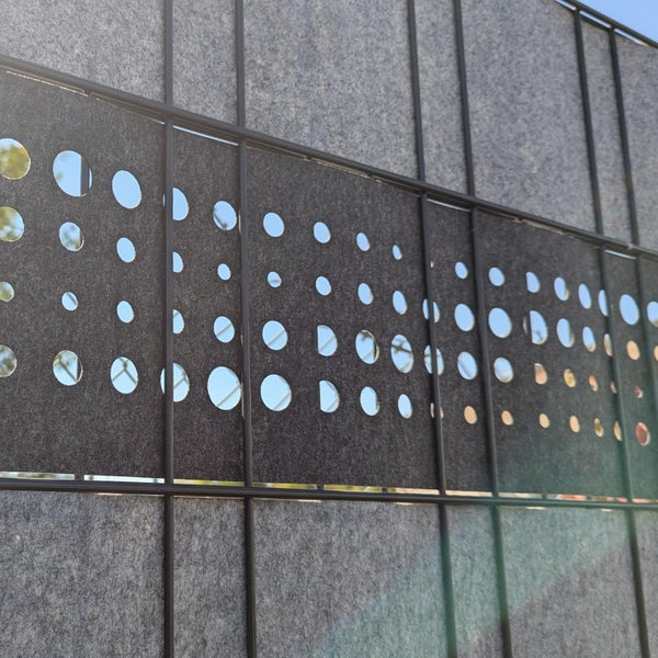 Sichtschutzzaun mit runden Ausschnitten und Paneelen