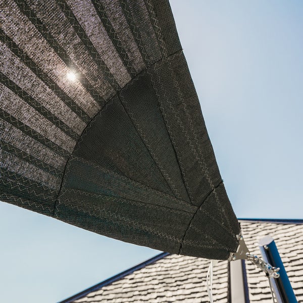 Sonnensegel aus luftdurchlässigem Polyethylen-Gewebe, Detailansicht der Eckbefestigung mit durchscheinendem Sonnenlicht.