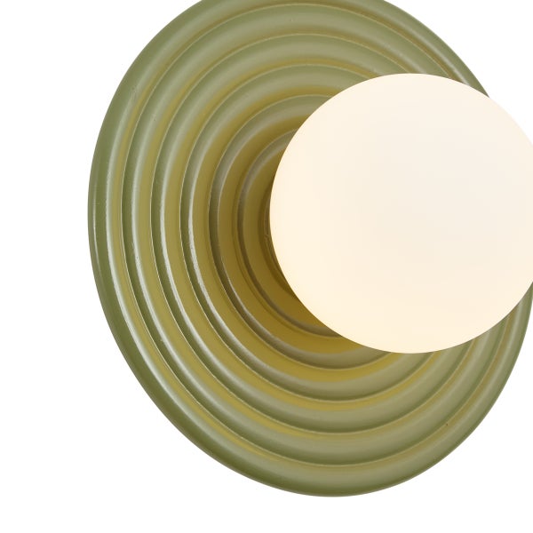 Moderne Wandleuchte mit rundem, gerilltem Lampenschirm und weißem Glaskugelschirm.