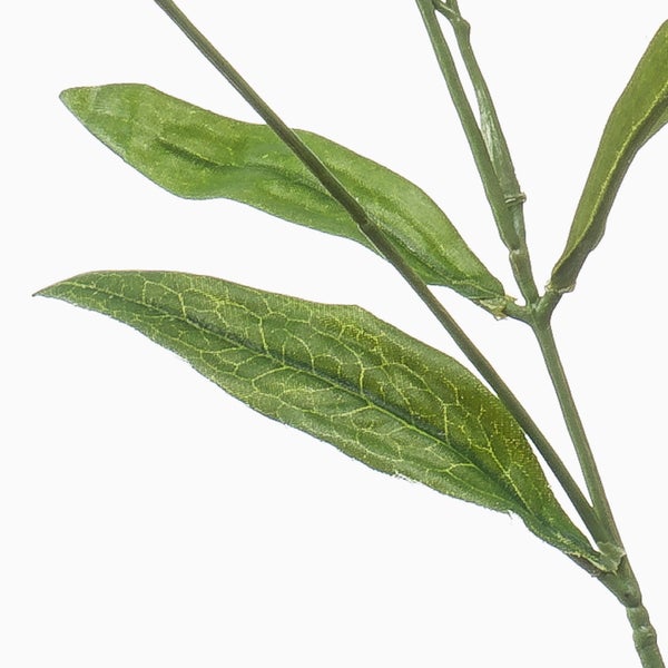 Künstlicher Rosenzweig mit mehreren rosa Blüten, Knospen und grünen Blättern.