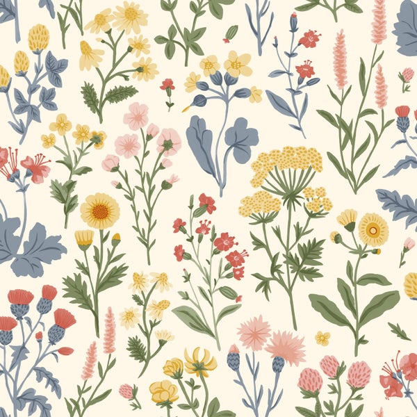 Tapete mit floralem Wildblumenmuster über einer Wandvertäfelung in einem hellen Kinderzimmer mit Holzkommode und Weidenkorb.