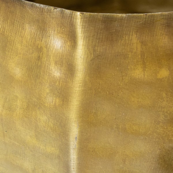 Detailaufnahme der strukturierten Oberfläche eines Metallgefäßes in Messingoptik.