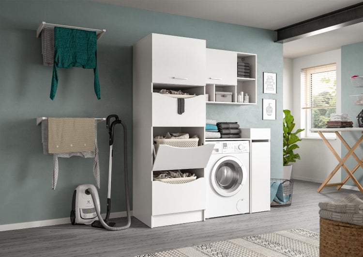 Hell gestalteter Hauswirtschaftsraum mit weißem Waschmaschinenschrank, integrierten Wäschekörben, Wandtrocknern, Staubsauger und Bügelstation.