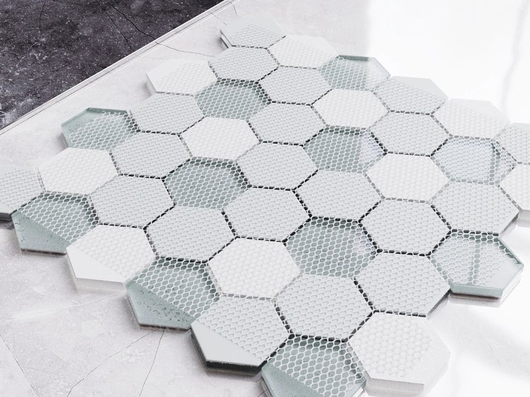Sechseckige Mosaikfliese mit Wabenmuster aus Glas und Keramik für den Innenbereich.