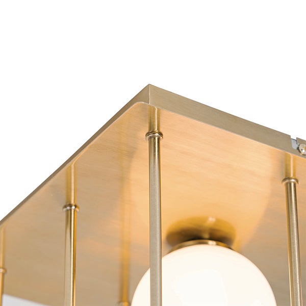 Detailaufnahme einer Deckenleuchte mit quadratischem, metallfarbenem Rahmen und einer runden, weißen Glaskugel