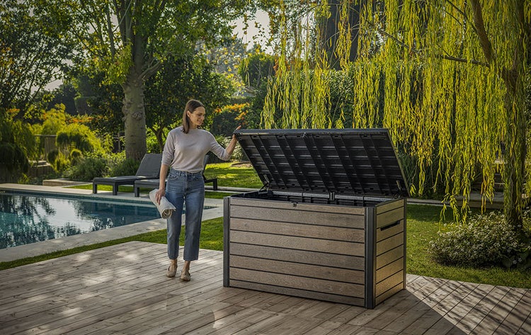 Keter Signature 870L Aufbewahrungsbox in edlem Walnuss-Design - Ihre geräumige Outdoor-Lösung