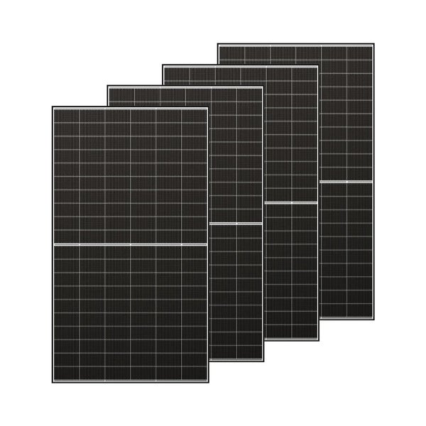 Vier schwarze Solarmodule für Photovoltaikanlagen.