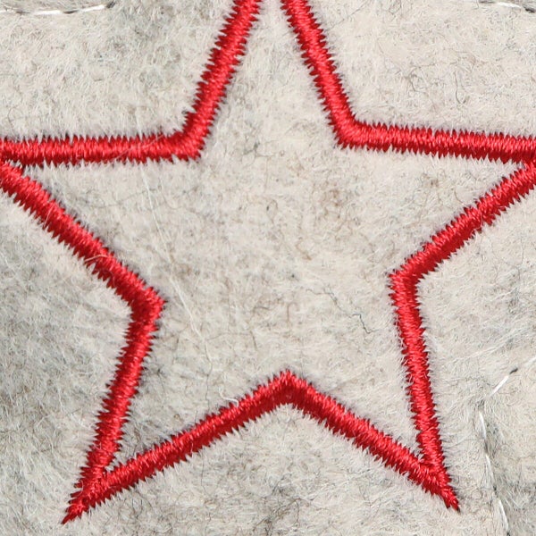 Detailaufnahme von einem gestickten Sternmotiv auf Filzmaterial