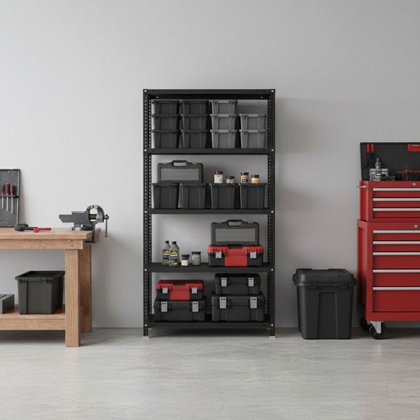 Organisierte Werkstatt mit schwarzem Metallregal voller Lagerboxen, Werkzeugkoffern, einer hölzernen Werkbank und einem roten Werkstattwagen.