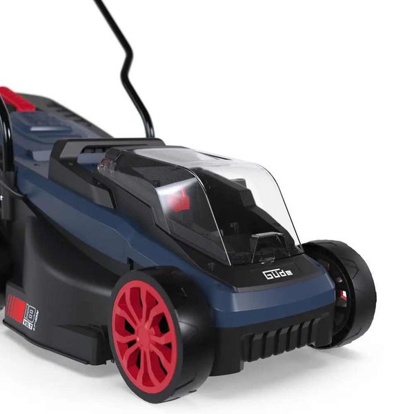 Blauer Güde Akku-Rasenmäher 18 Volt mit roten Rädern, Nahaufnahme der Front mit Güde Logo und transparentem Akkufachdeckel.