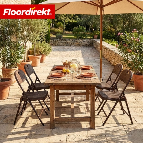 Gartenszene mit Holztisch, Gartenstühlen, Sonnenschirm und Pflanzen im Topf