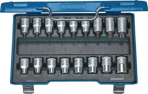 Bohrmaschine beim Einschrauben einer Schraube in ein Holzstück