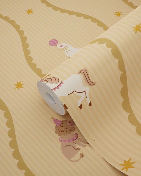 Vliestapete mit Zirkus-Motiven wie Pferd, Löwe und Sternen auf gestreiftem Hintergrund, Tapetenrolle für das Kinderzimmer.