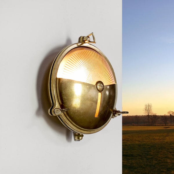 Runde Wandleuchte aus Metall mit Licht