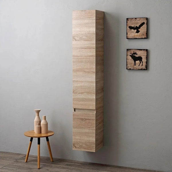 Hochformatiger Hängebadschrank mit Tür und Holzoptik im Badezimmer