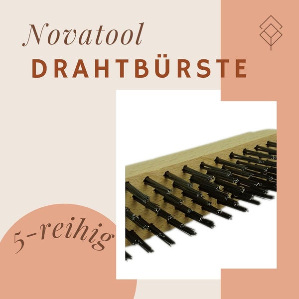 Novatool Drahtbürste, fünf-reihig, mit Holzgriff und Stahldrahtborsten. Novatool Logo.